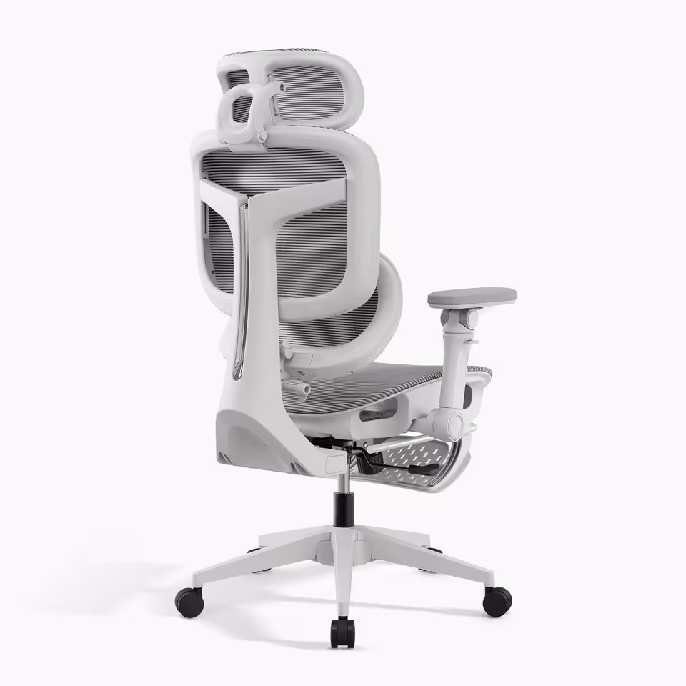 Fauteuil ergonomique Boulies EP600 blanc et gris en maille, vue trois-quarts arrière sur fond blanc