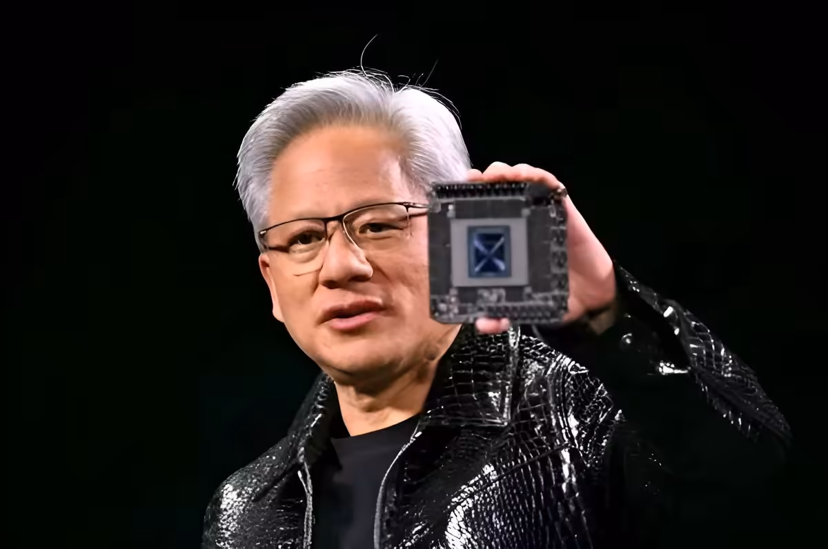 Broadcom obtient les mêmes tarifs mémoire que NVIDIA auprès de Samsung 2 Jensen Huang, PDG de NVIDIA, présente une puce accélératrice lors d’une conférence