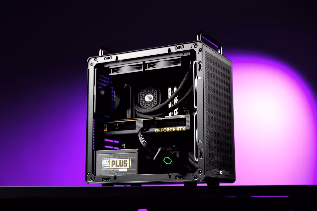 Cooler Master GPU Shield : un tarif européen réduit, mais une garantie écourtée 3 PC compact ouvert montrant une carte GeForce RTX et l’adaptateur Cooler Master GPU Shield illuminé