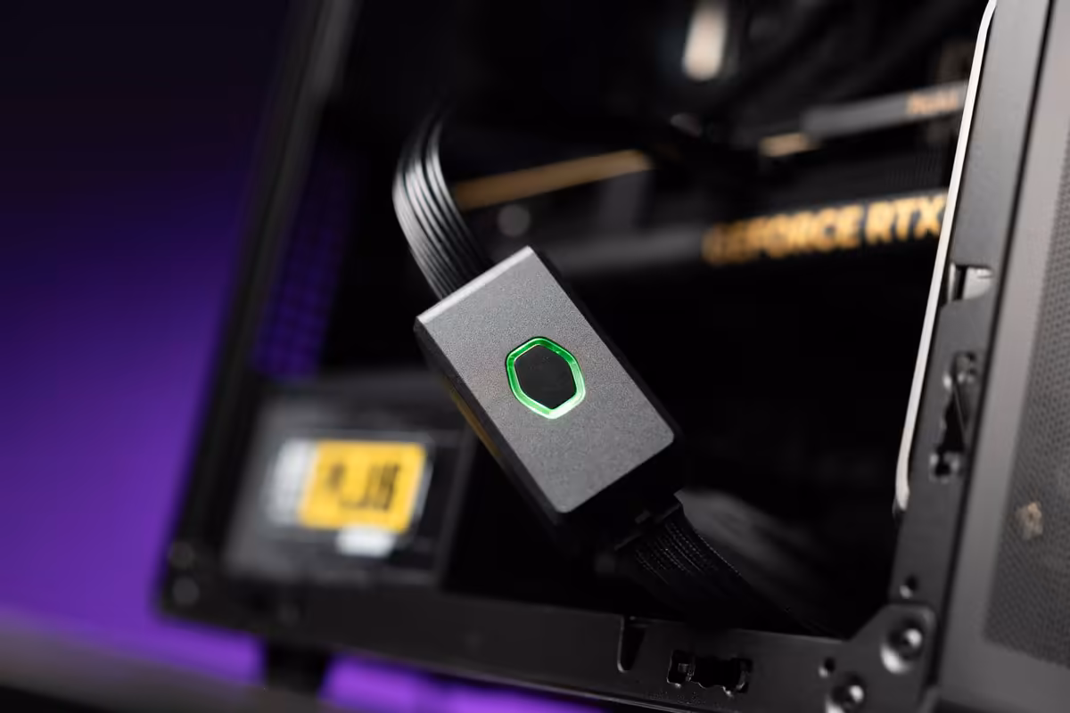 Cooler Master GPU Shield : un tarif européen réduit, mais une garantie écourtée 2 Adaptateur Cooler Master GPU Shield connecté aux câbles d’alimentation d’une carte GeForce RTX dans un PC