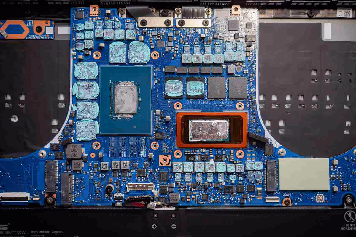 Carte mère de portable exposant le processeur Intel Core Ultra entouré de composants d’alimentation