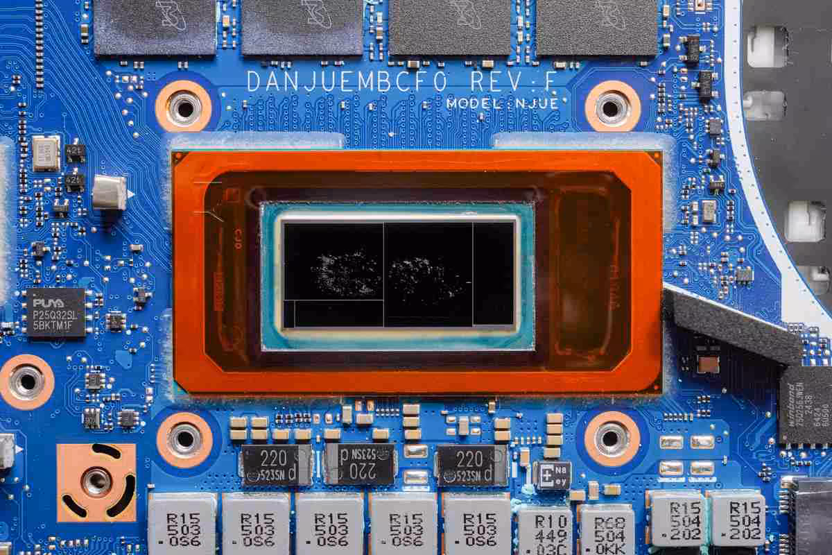 Gros plan du processeur Intel Core Ultra sur carte mère bleue, sans dissipateur thermique