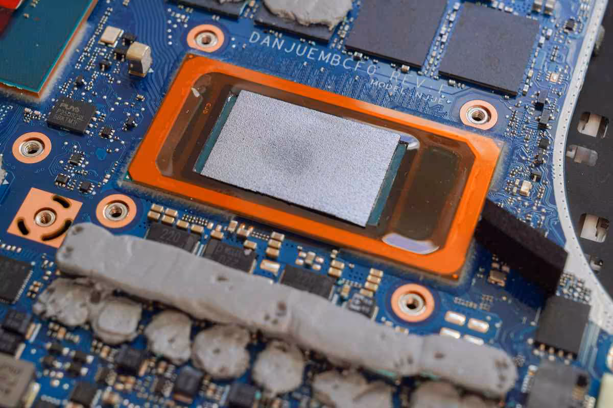 Feuille de graphène posée sur le processeur Intel Core Ultra d’une carte mère de portable
