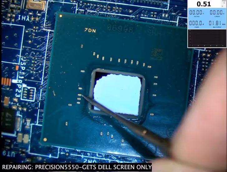 Dell Precision 5550 : un chipset AliExpress à 34 dollars sauve la carte mère 3 Gros plan d’une puce sur carte mère Dell Precision 5550 avec pâte thermique et sonde