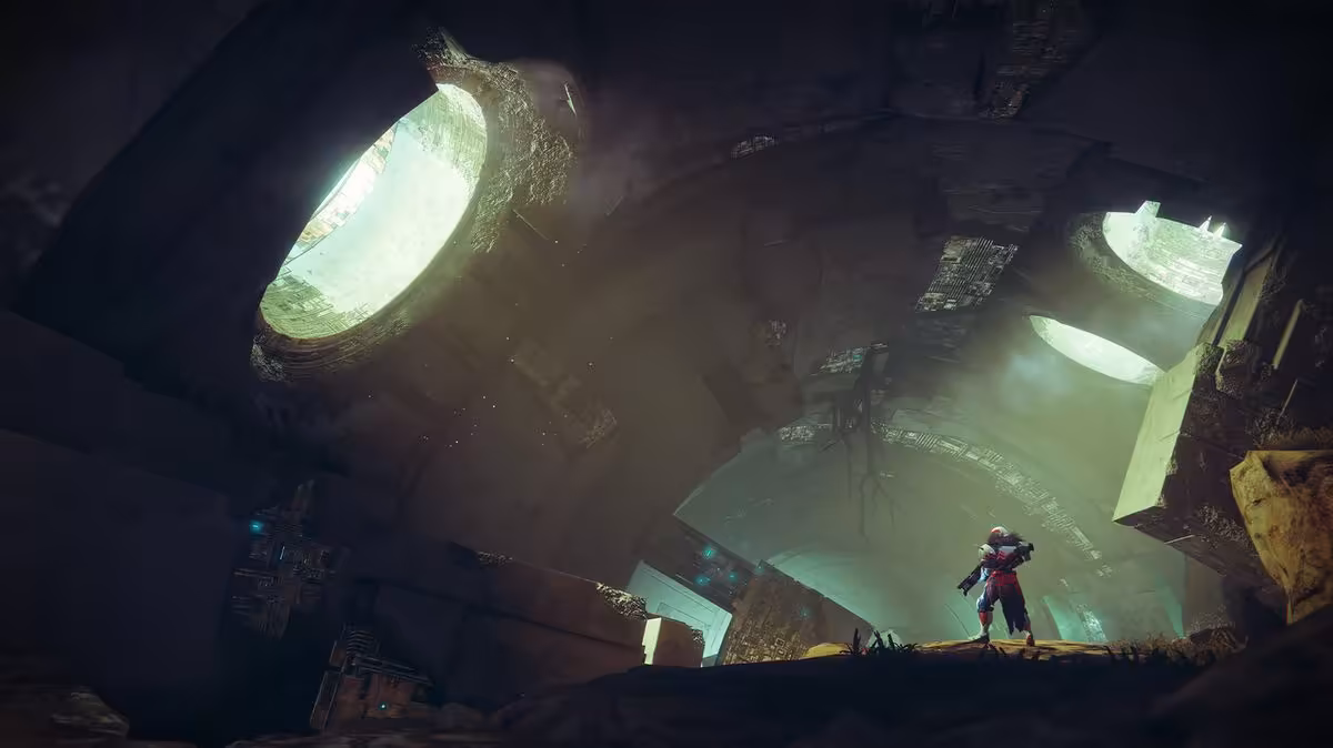 Destiny Legacy : Bungie prépare le retour du premier jeu et restaure Destiny 2 2 Gardien solitaire dans une caverne industrielle éclairée par des ouvertures vertes dans Destiny 2