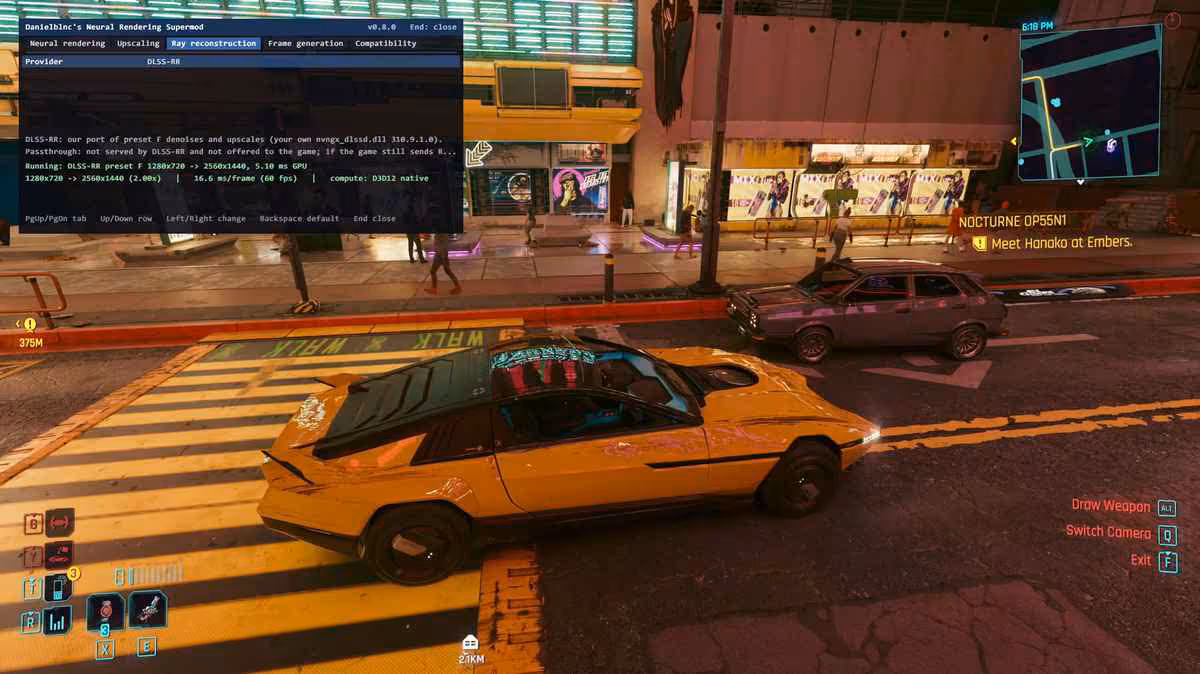 Cyberpunk 2077 avec voiture jaune en ville et fenêtre terminal affichant un mod DLSS