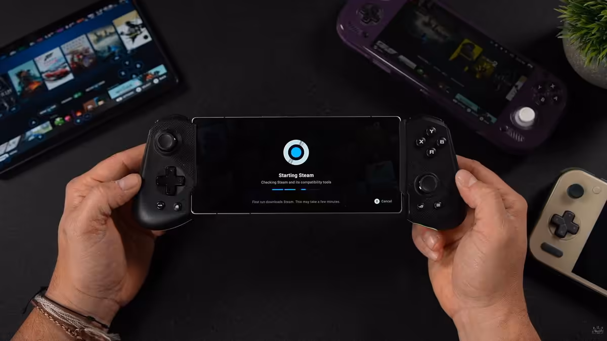 Console portable DroidDeck tenue en main, écran affichant le démarrage de Steam
