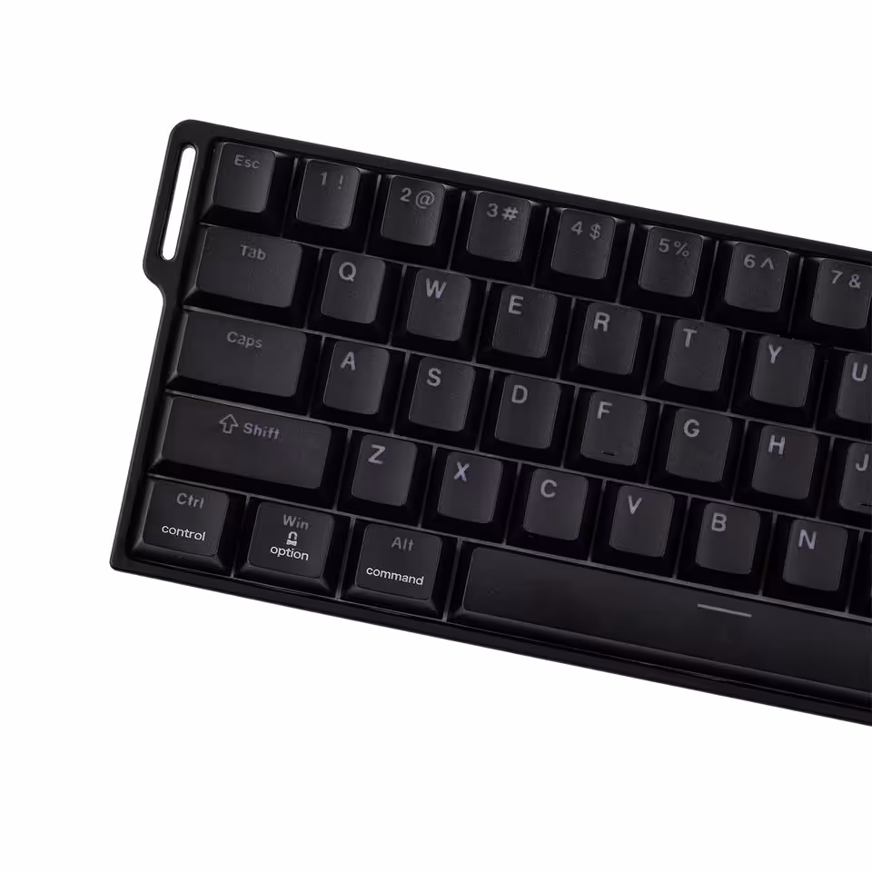 Epomaker HE60 : un clavier magnétique sans fil 8 kHz proposé à moins de 60 dollars 3 Gros plan sur les touches noires et châssis compact du clavier Epomaker HE60