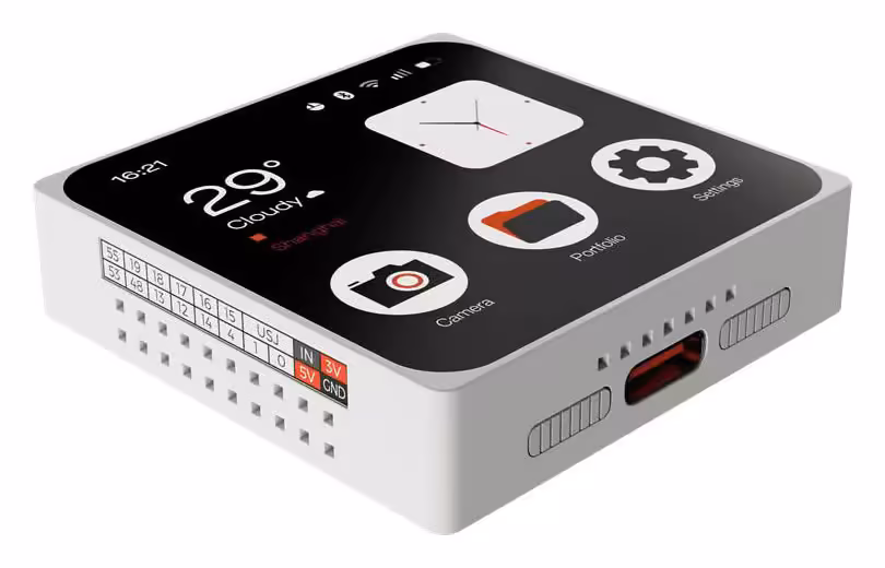 ESP-Mosaico dans son boîtier blanc, écran tactile et port USB-C visibles