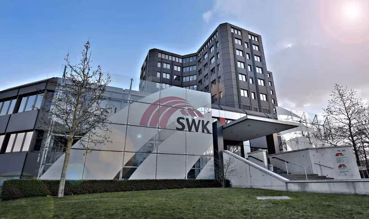 Siège de SWK Energie devant un immeuble de bureaux moderne, avec logo SWK visible