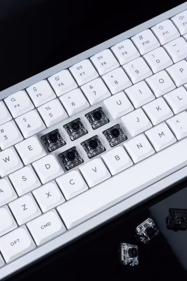 Gateron Low Profile Silent 3.0 Black : un switch discret au format 5 broches 3 Switches Gateron Low Profile Silent 3.0 Black installés sur un clavier mécanique blanc