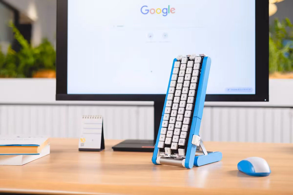 Clavier Gboard Conveyor Belt bleu vertical sur bureau, devant écran Google et souris assortie