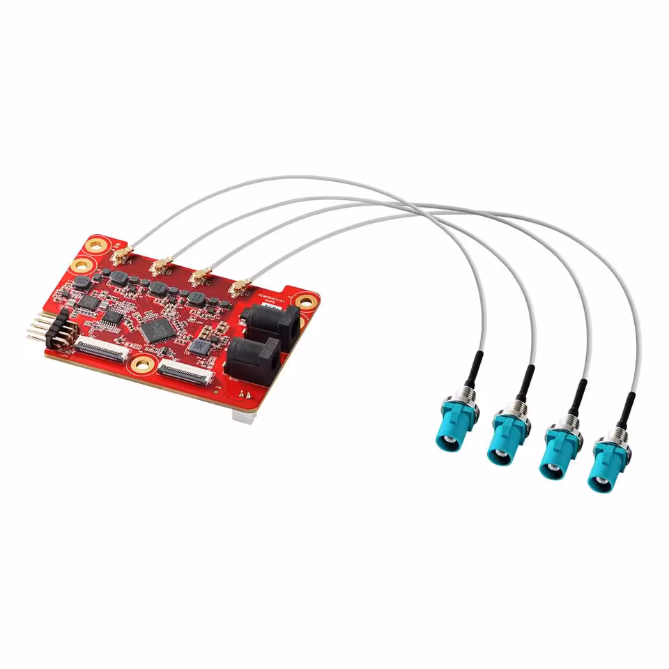 GMSL2 : Innodisk réunit quatre caméras 3 MP et tout le nécessaire dans un kit 4 Carte d’interface Innodisk GMSL2 rouge reliée à quatre connecteurs de caméras