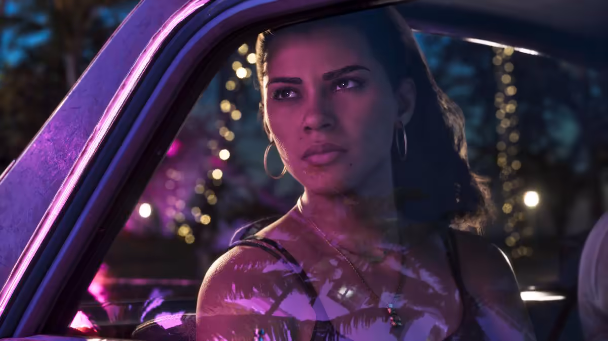 Personnage féminin de GTA VI assise dans une voiture, éclairée par des néons violets nocturnes