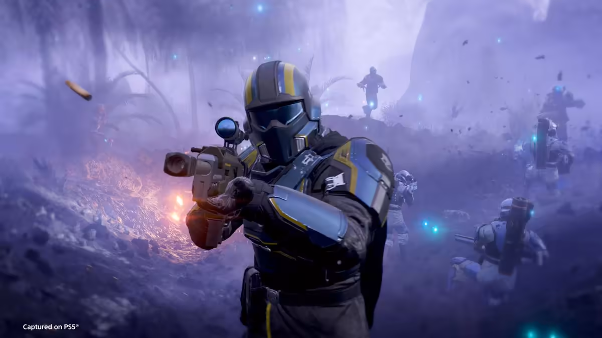 Helldivers 2 change d'anti-cheat, les mods touchés mais le Steam Deck préservé 2 Soldat Helldivers en armure noire et jaune dans une bataille brumeuse de Helldivers 2