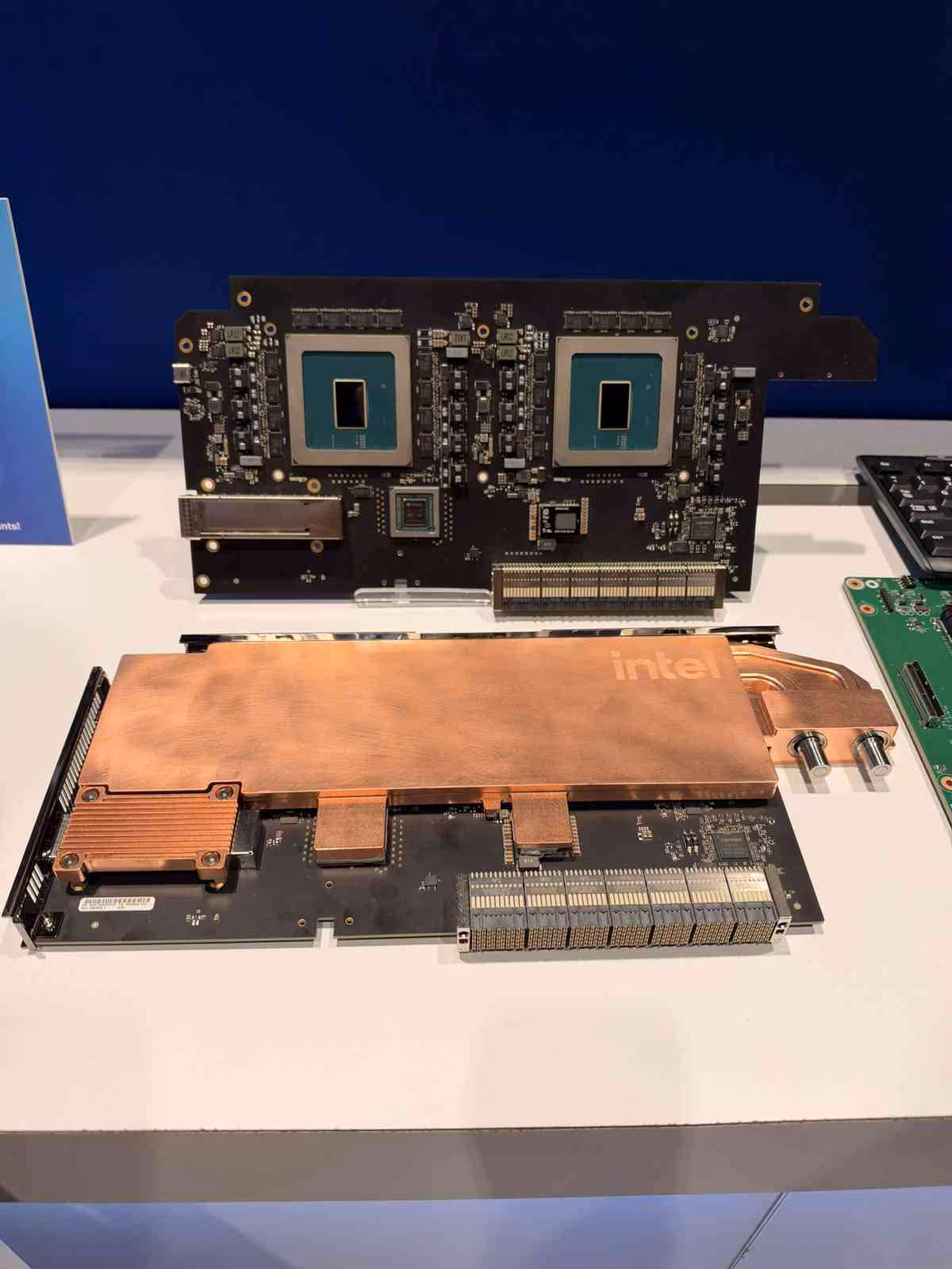 Intel Crescent Island : deux GPU Xe3P réunis sur un module OAM refroidi par eau 4 Prototype de carte Intel Crescent Island démonté, montrant deux GPU et un imposant refroidisseur cuivre