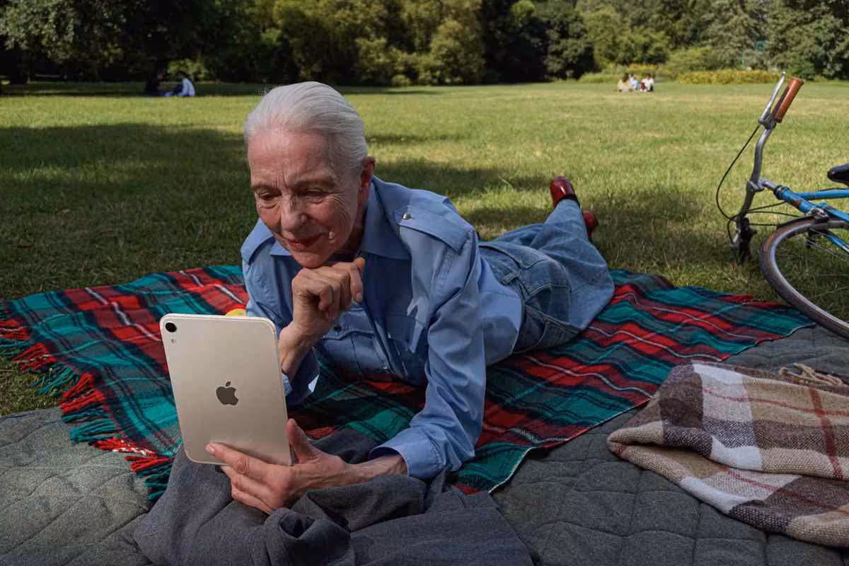 iPad mini : écran OLED 8,5 pouces, puce A20 Pro en 2 nm et certification IP67 11 Femme âgée utilisant un iPad mini Apple dans un parc sur une couverture