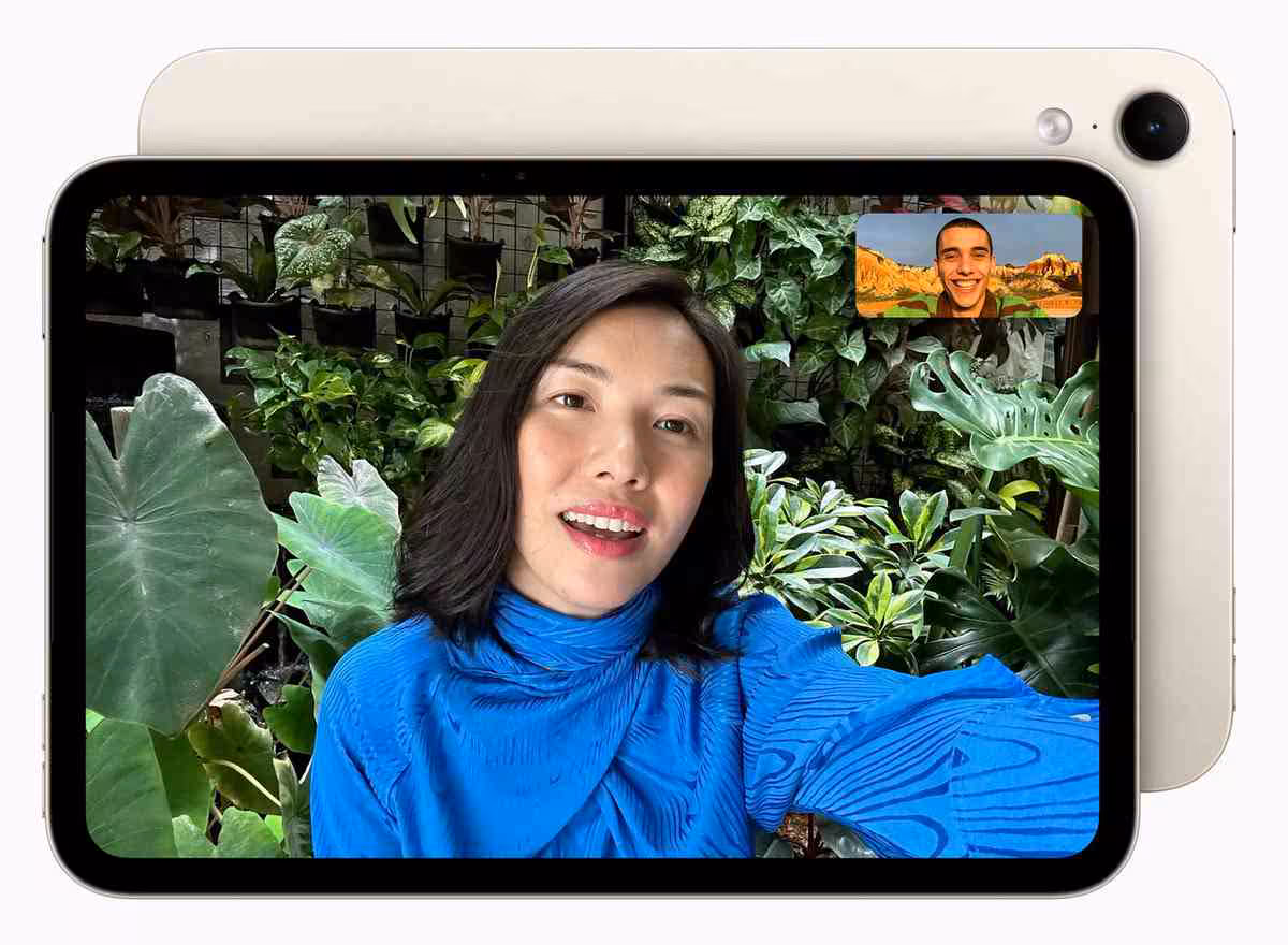 iPad mini : écran OLED 8,5 pouces, puce A20 Pro en 2 nm et certification IP67 14 iPad mini Apple en appel FaceTime, femme devant des plantes et vignette interlocuteur