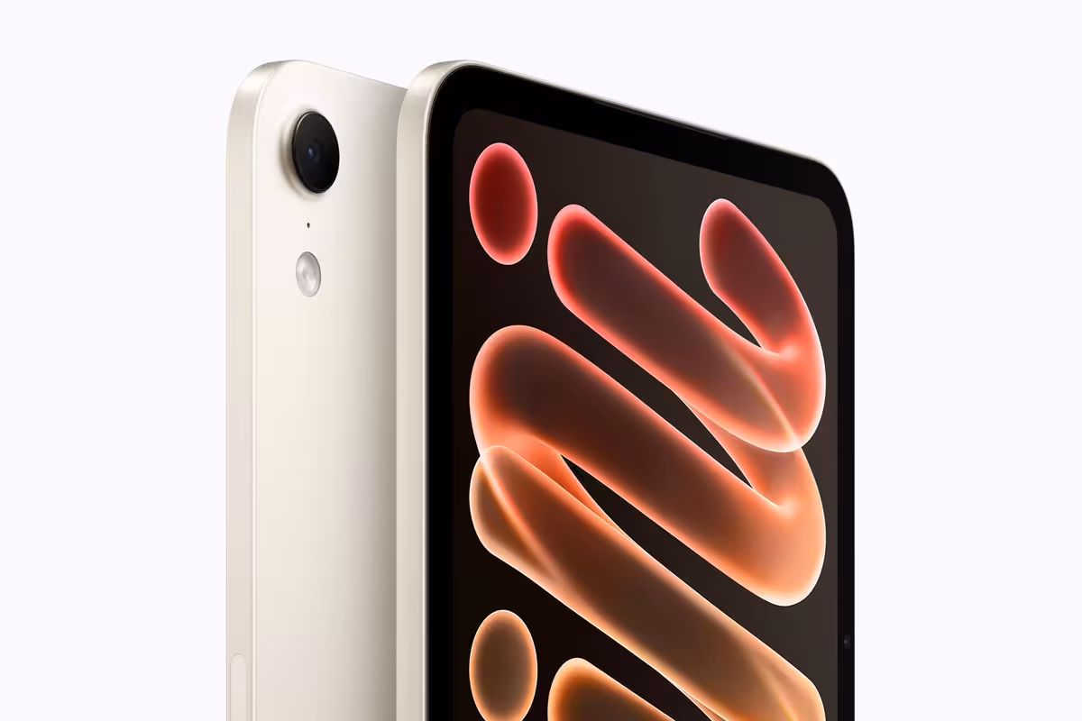 iPad mini : écran OLED 8,5 pouces, puce A20 Pro en 2 nm et certification IP67 7 iPad mini Apple beige vu de face et de dos, écran au fond abstrait orange