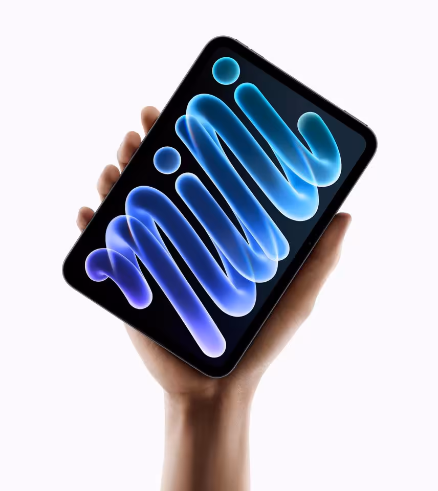 iPad mini : écran OLED 8,5 pouces, puce A20 Pro en 2 nm et certification IP67 2 iPad mini Apple tenu à une main, écran affichant le fond abstrait bleu et violet