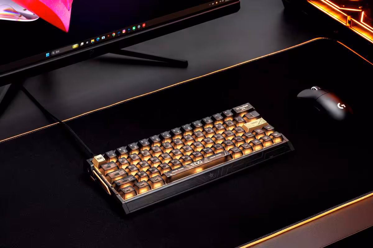 Iqunix EV63 EDG Edition : le clavier Hall Effect mise sur une latence de 0,29 ms 3 Clavier Iqunix EV63 EDG Edition rétroéclairé dans un setup gaming avec écran et souris