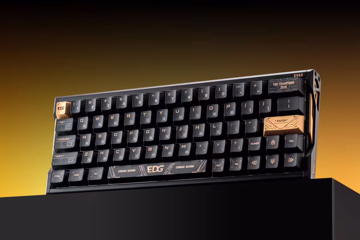 Iqunix EV63 EDG Edition : le clavier Hall Effect mise sur une latence de 0,29 ms 2 Clavier gaming Iqunix EV63 EDG Edition noir et doré, photographié sur fond jaune