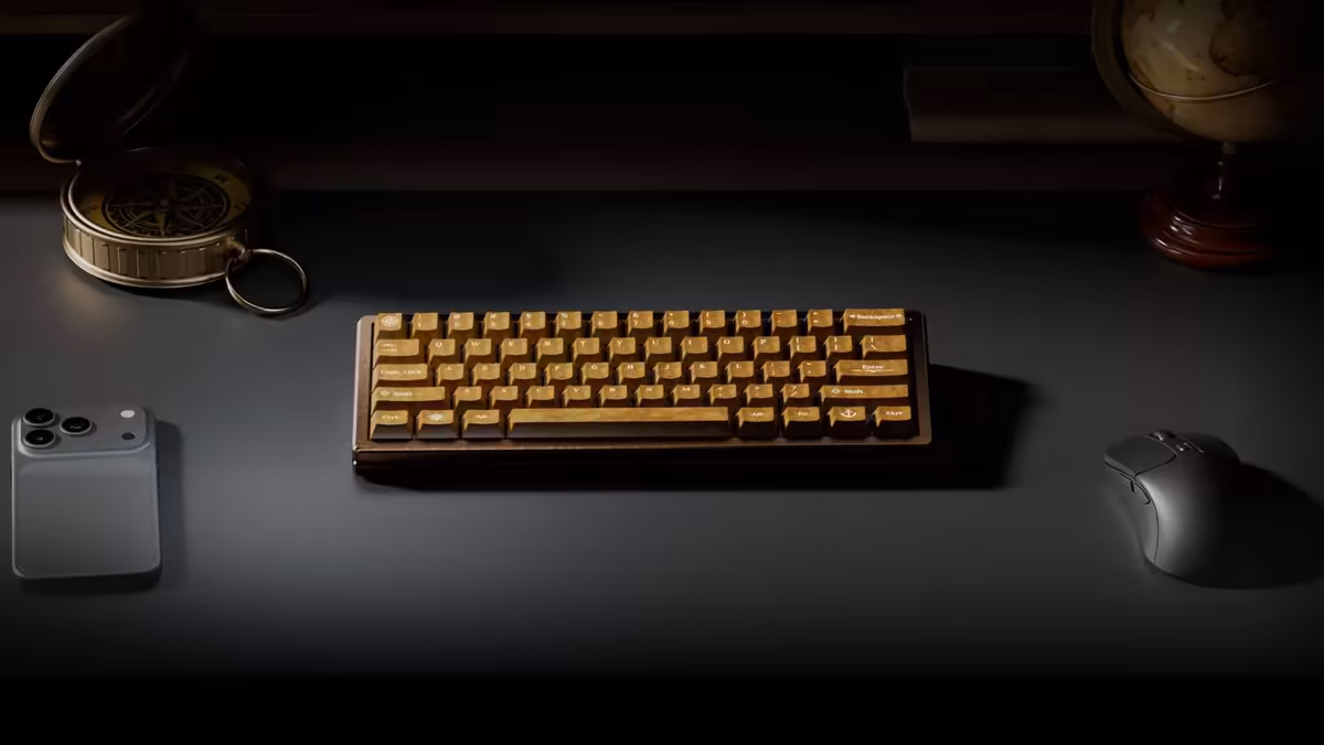Keychron Q19 HE 8K : un clavier magnétique 60 % taillé dans l’aluminium 10 Clavier compact Keychron Q19 HE sur bureau sombre, accompagné d’une souris et d’un smartphone