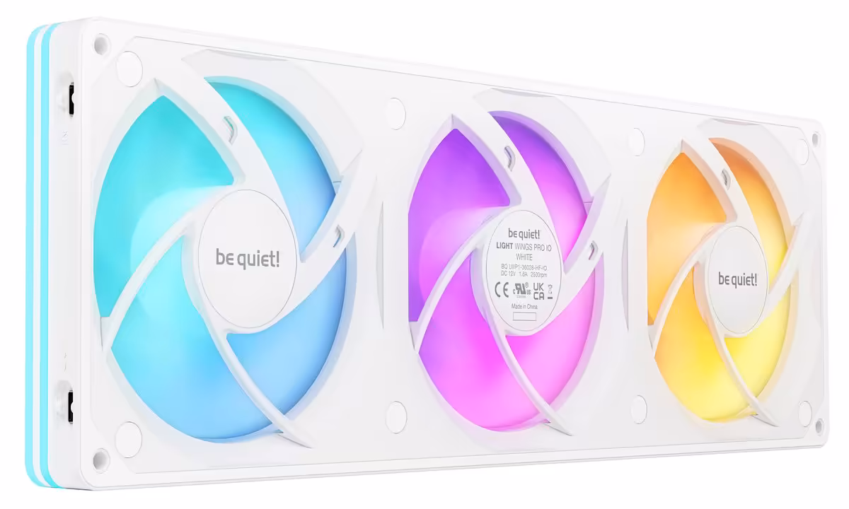 Light Wings Pro IO : be quiet! réunit trois ventilateurs dans un cadre unique 3 Triple ventilateur be quiet! Light Wings Pro IO RGB blanc avec éclairage cyan, violet et orange