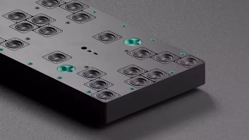 Logitech Rally Speaker 2 : le son ciblé vise les très grandes salles de réunion 3 Gros plan du Logitech Rally Speaker 2 Max révélant ses modules de haut-parleurs intégrés