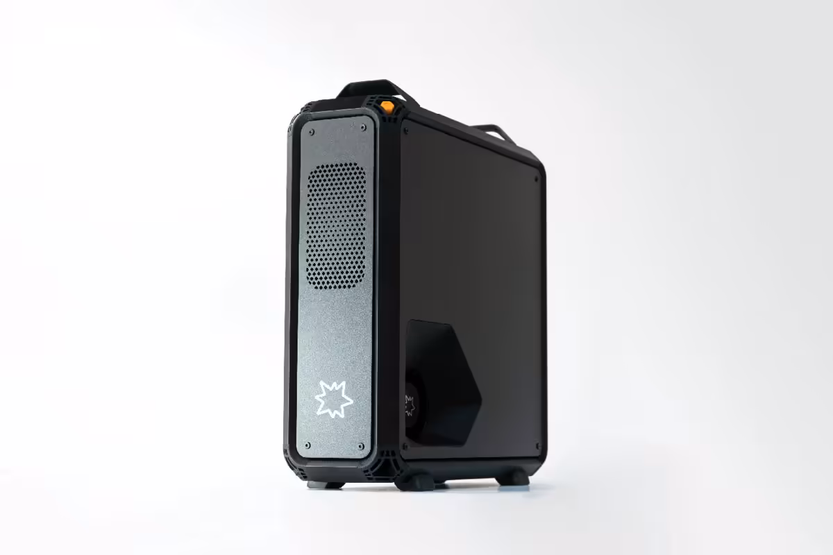 Mini-PC Lucebox Zero 495 noir vu de trois quarts sur fond blanc