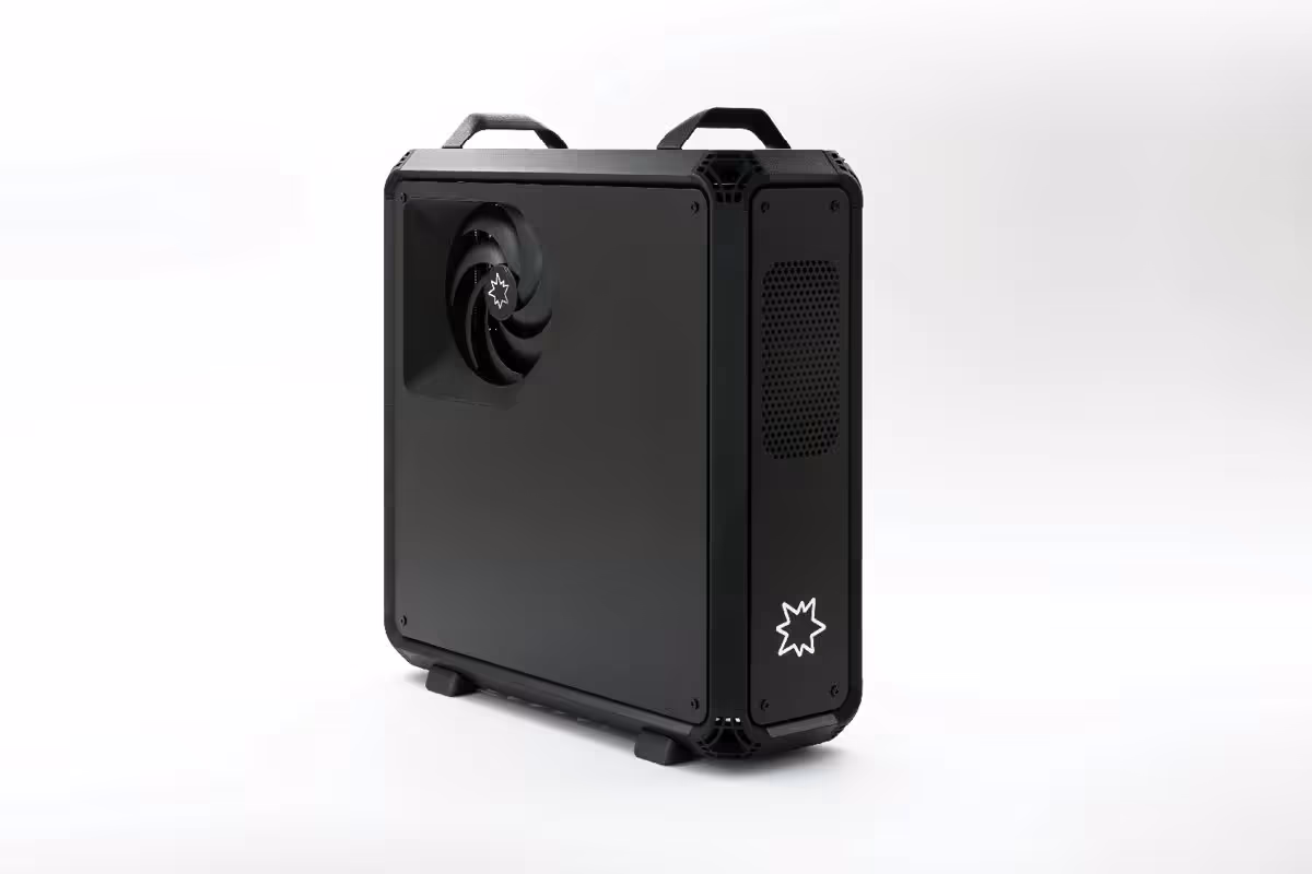 Mini-PC Lucebox Zero 495 noir, ventilateur latéral et panneau perforé visibles sur fond blanc