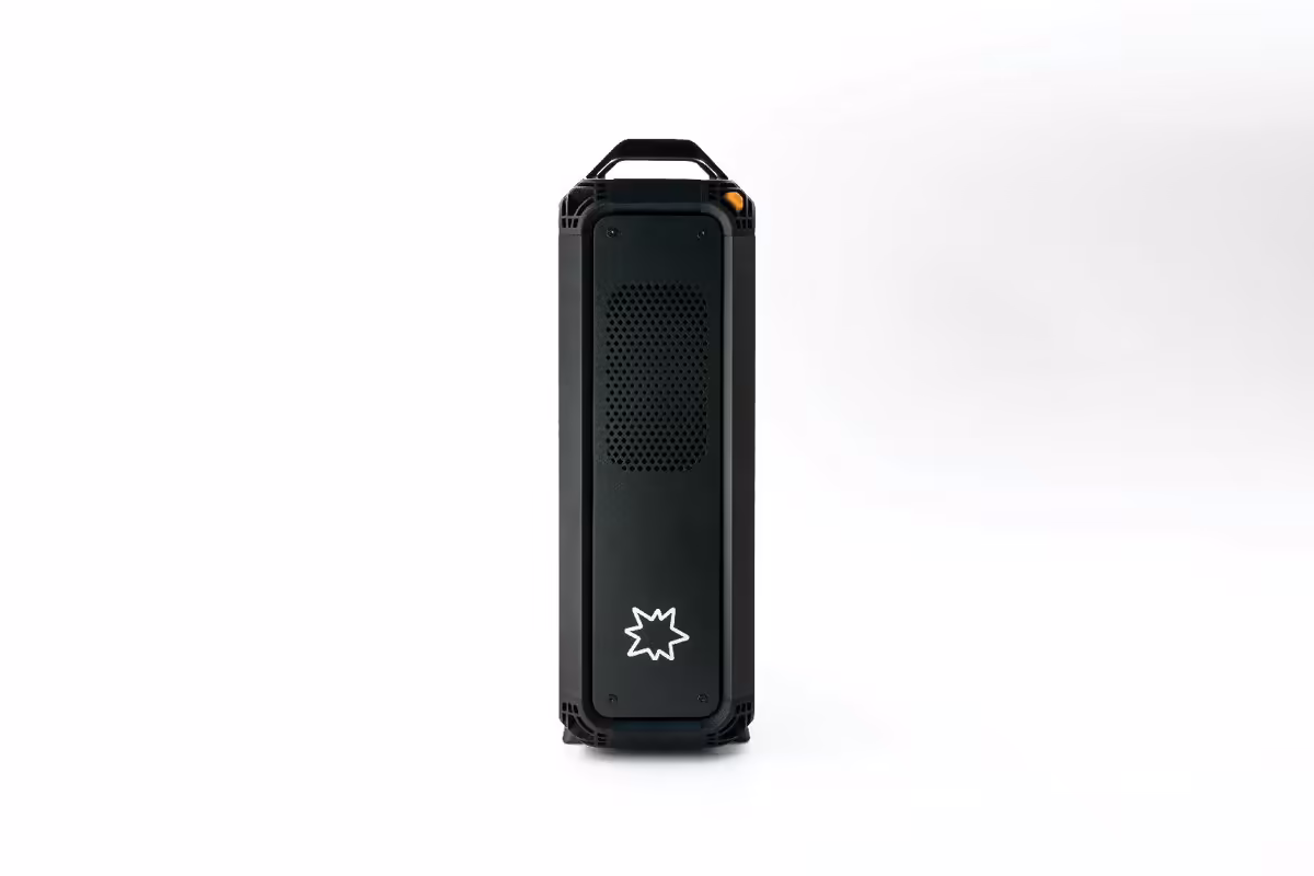 Vue frontale du mini-PC Lucebox Zero 495 noir avec grille de ventilation et poignée