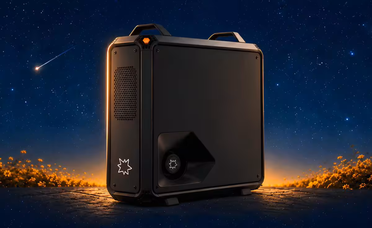 Mini-PC Lucebox Zero 495 noir posé en extérieur, avec panneau latéral et grille de ventilation visibles