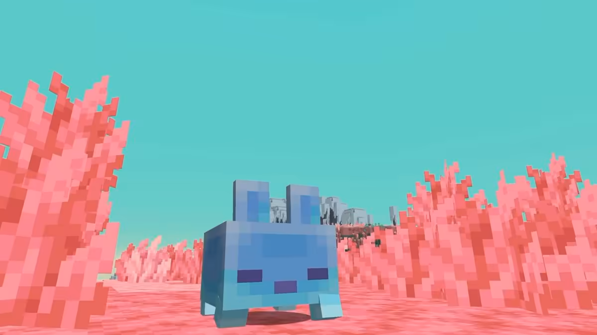 Minecraft : Xbox confie Mojang à l’ancienne responsable produit de Reddit 3 Créature bleue de Minecraft dans un biome rose aux plantes cubiques, sous ciel turquoise