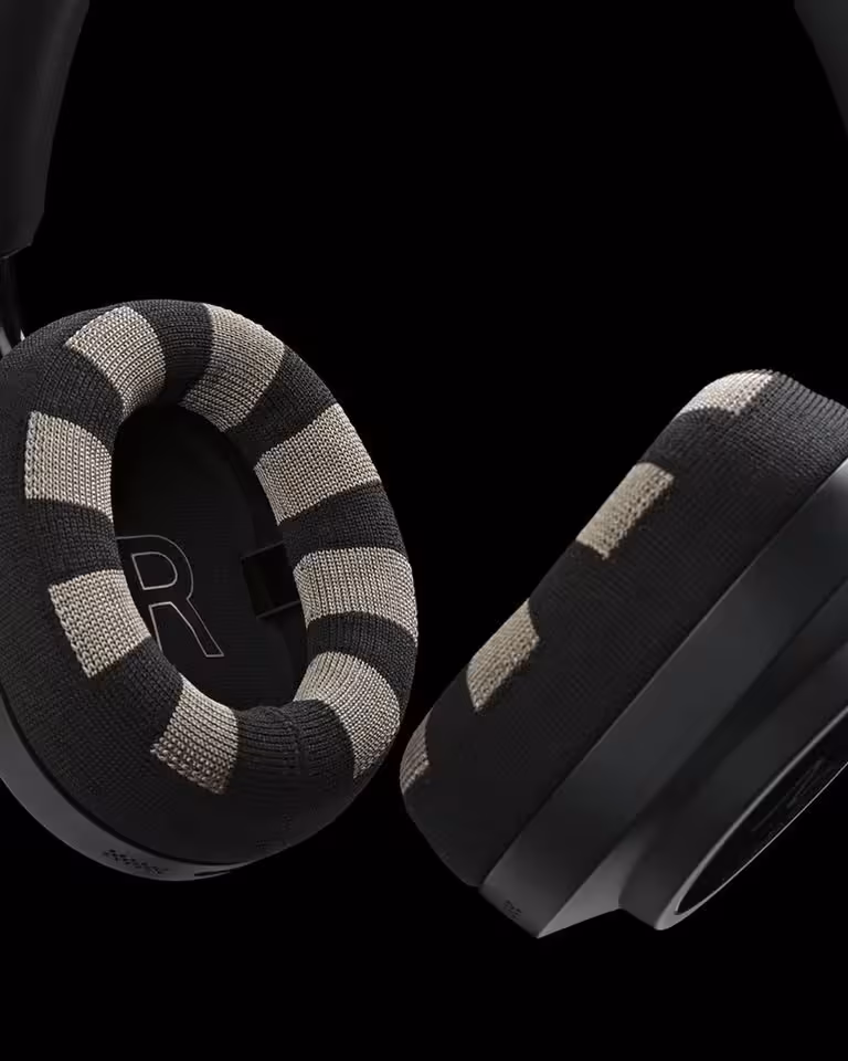 Neurable One : un casque EEG à 12 capteurs pour suivre l’activité cérébrale 3 Gros plan sur les coussinets du casque Neurable One avec électrodes textiles EEG rayées