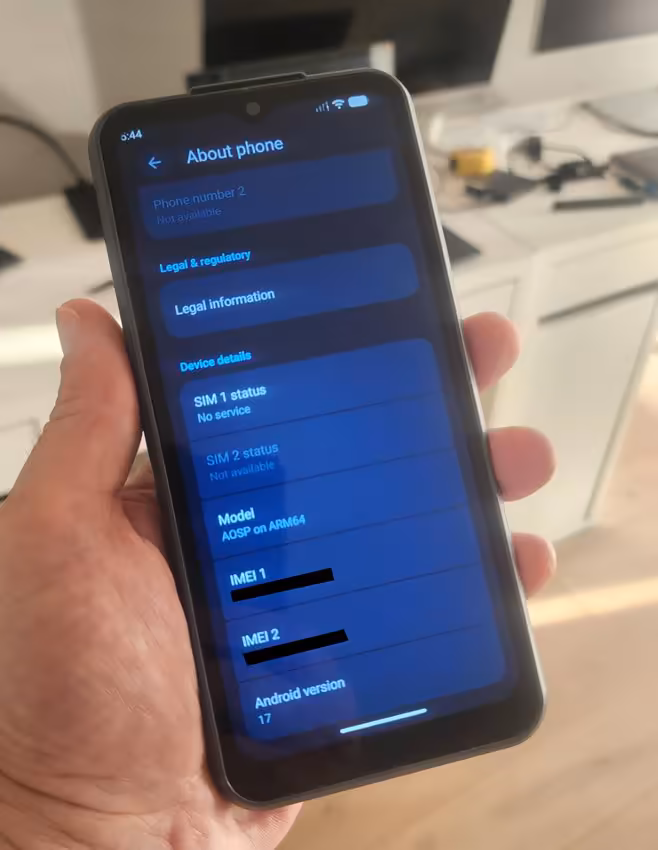NexPhone arrivera en mars 2027 avec Android 17, Debian Linux et Windows 11 3 Smartphone NexPhone affichant les informations système Android 17 dans une main