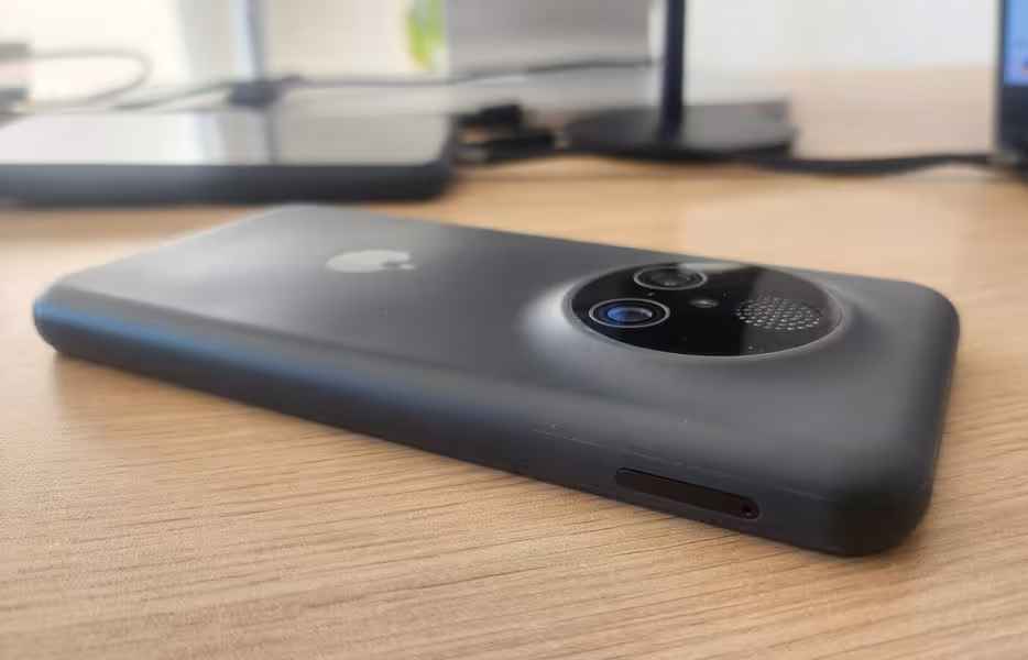 NexPhone arrivera en mars 2027 avec Android 17, Debian Linux et Windows 11 5 Gros plan du dos d’un smartphone NexPhone noir posé sur un bureau en bois