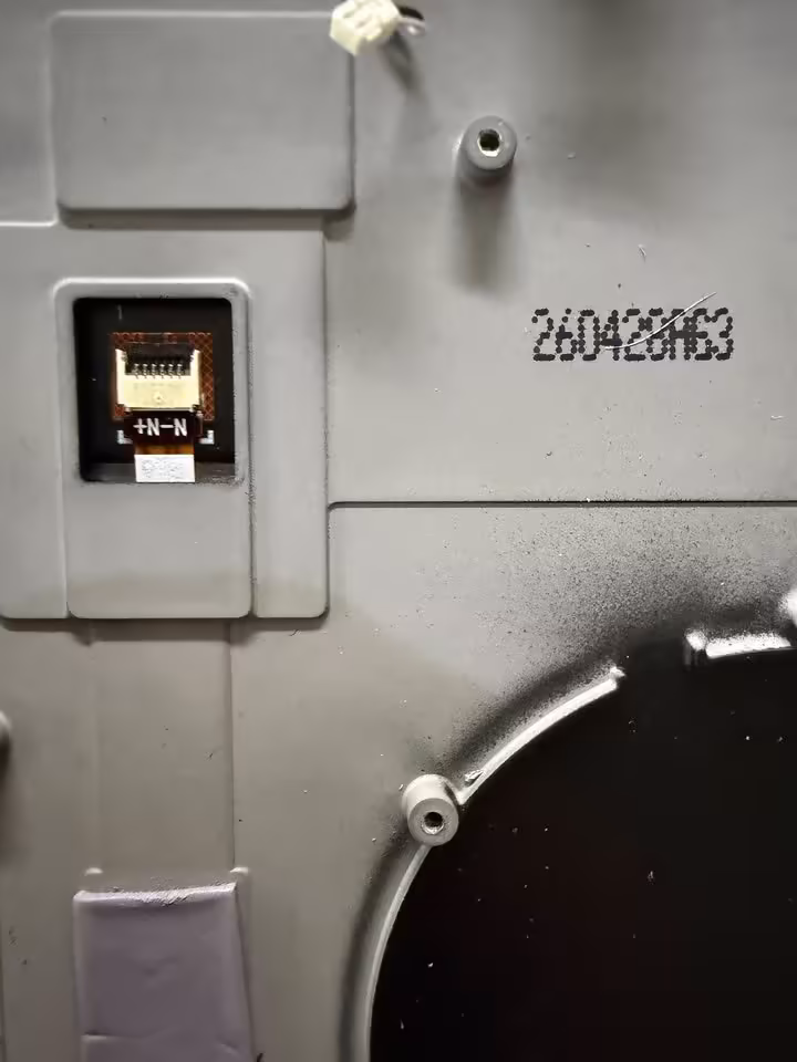 Nintendo Switch 2 V2 : batterie simplifiée, mais toujours le même écran LCD 3 Gros plan du châssis interne de Nintendo Switch 2 avec connecteur et marquage 200420A3