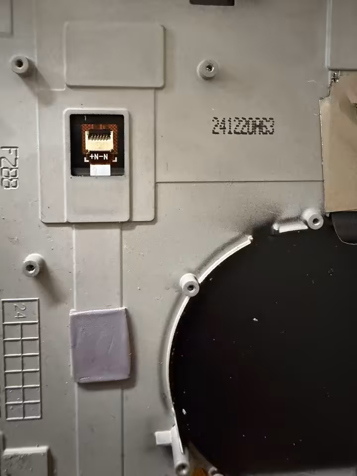 Nintendo Switch 2 V2 : batterie simplifiée, mais toujours le même écran LCD 4 Châssis interne de Nintendo Switch 2 avec connecteur, ventilateur partiel et marquage 241220A3