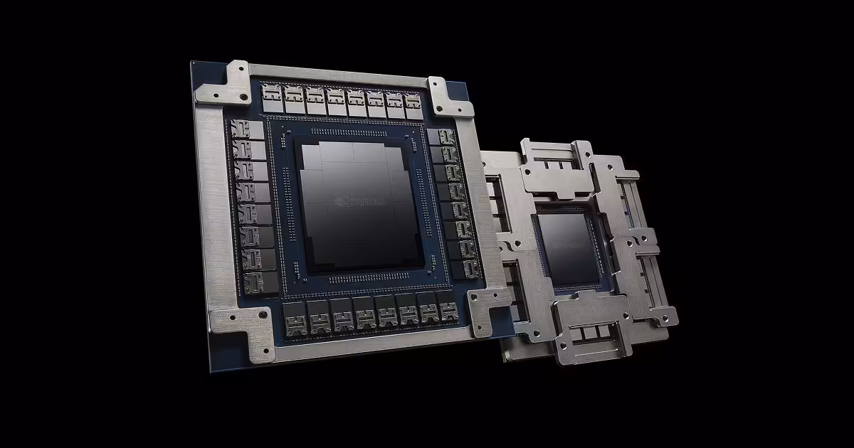 NVIDIA CPO : l’optique migre sur l’interposeur et atteint 256 Gb/s par fibre 2 Module NVIDIA avec grand processeur central et composants mémoire sur fond noir