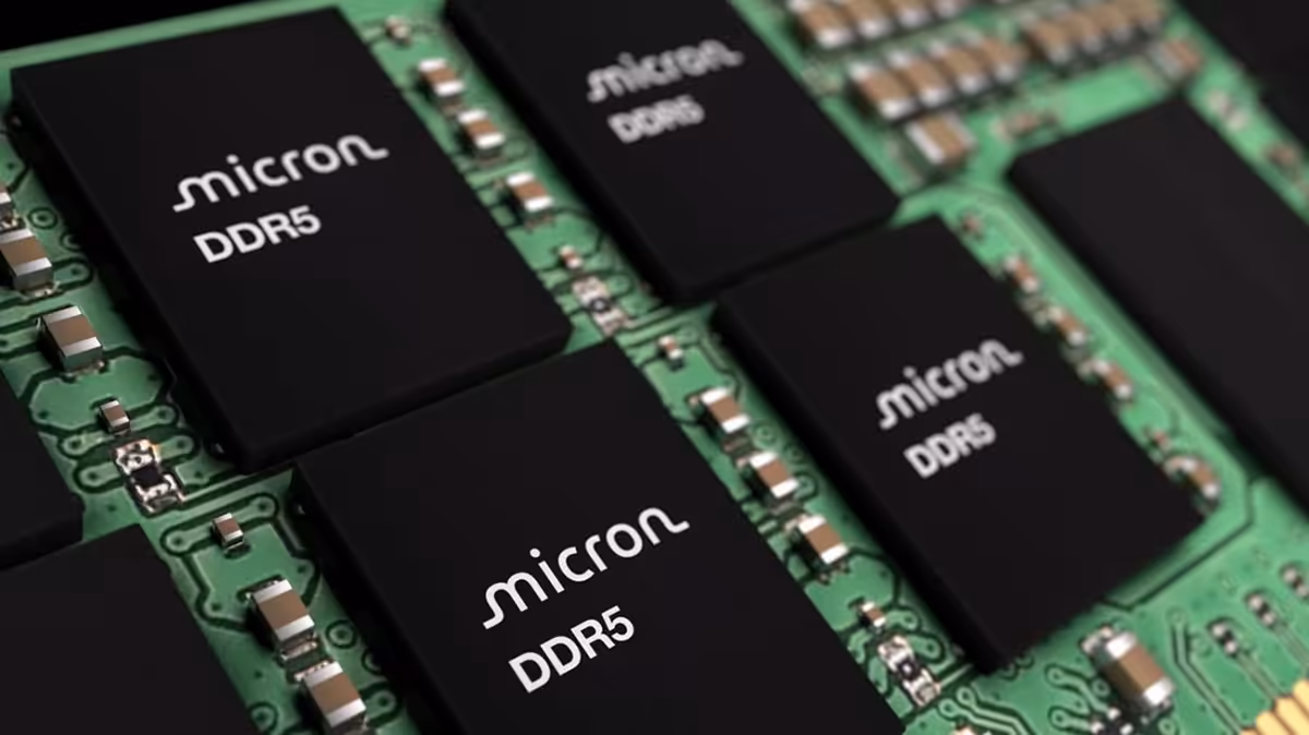 Pénurie de mémoire : Dell prévoit une aggravation du marché dès 2027 3 Gros plan de puces mémoire Micron DDR5 sur un circuit imprimé vert
