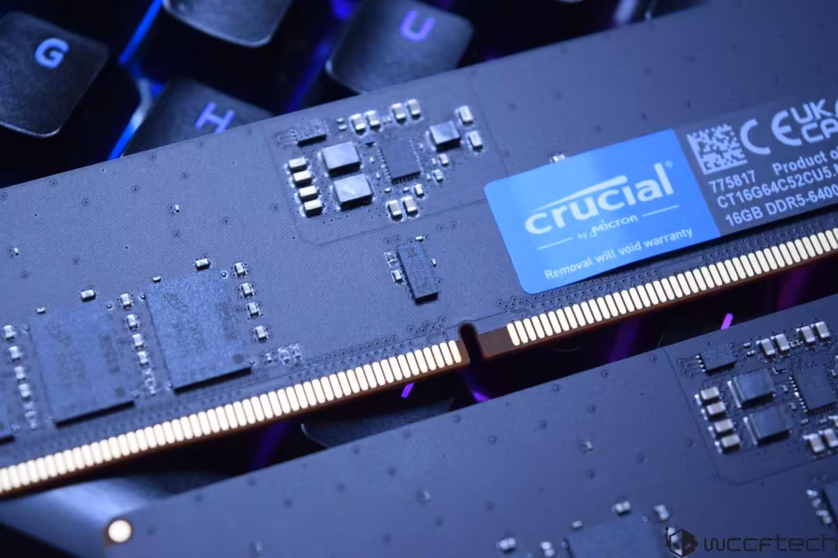 Prix DDR5 : au Japon, un kit Corsair de 128 Go grimpe de 761 % en un an 2 Gros plan de barrettes mémoire Crucial DDR5 noires posées sur un clavier rétroéclairé bleu