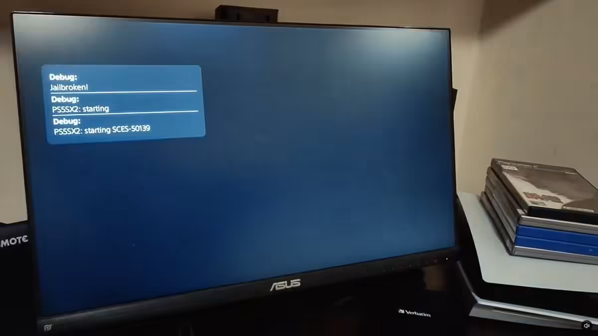 Écran ASUS affichant le débogage PS5SX2 et des boîtiers de jeux PlayStation 2 sur un bureau