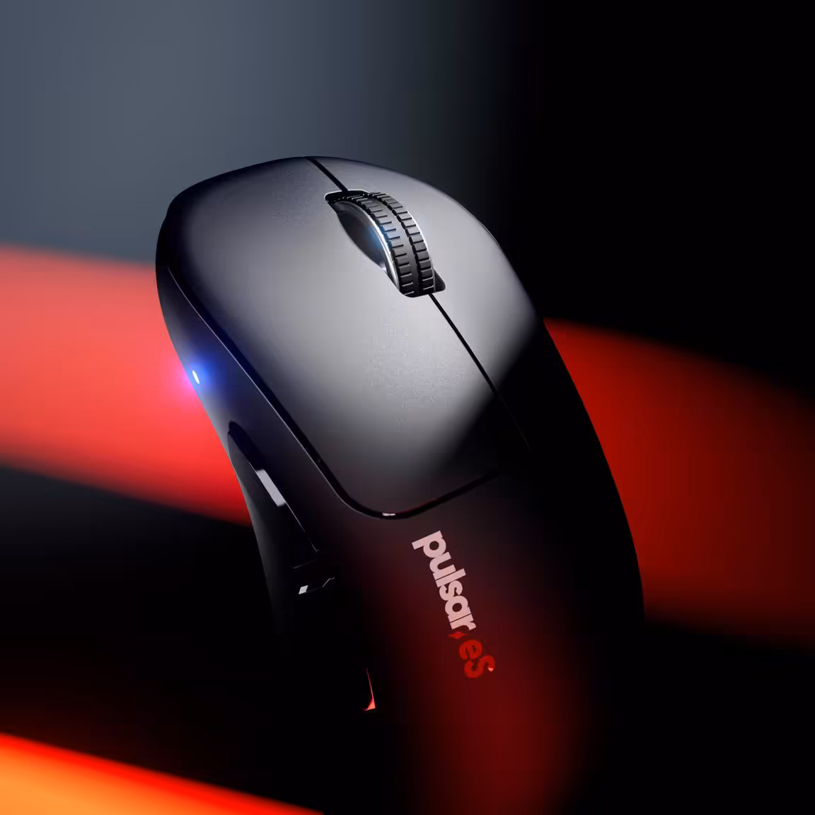 Gros plan de la souris gaming sans fil Pulsar eS Xlite noire avec molette et boutons latéraux