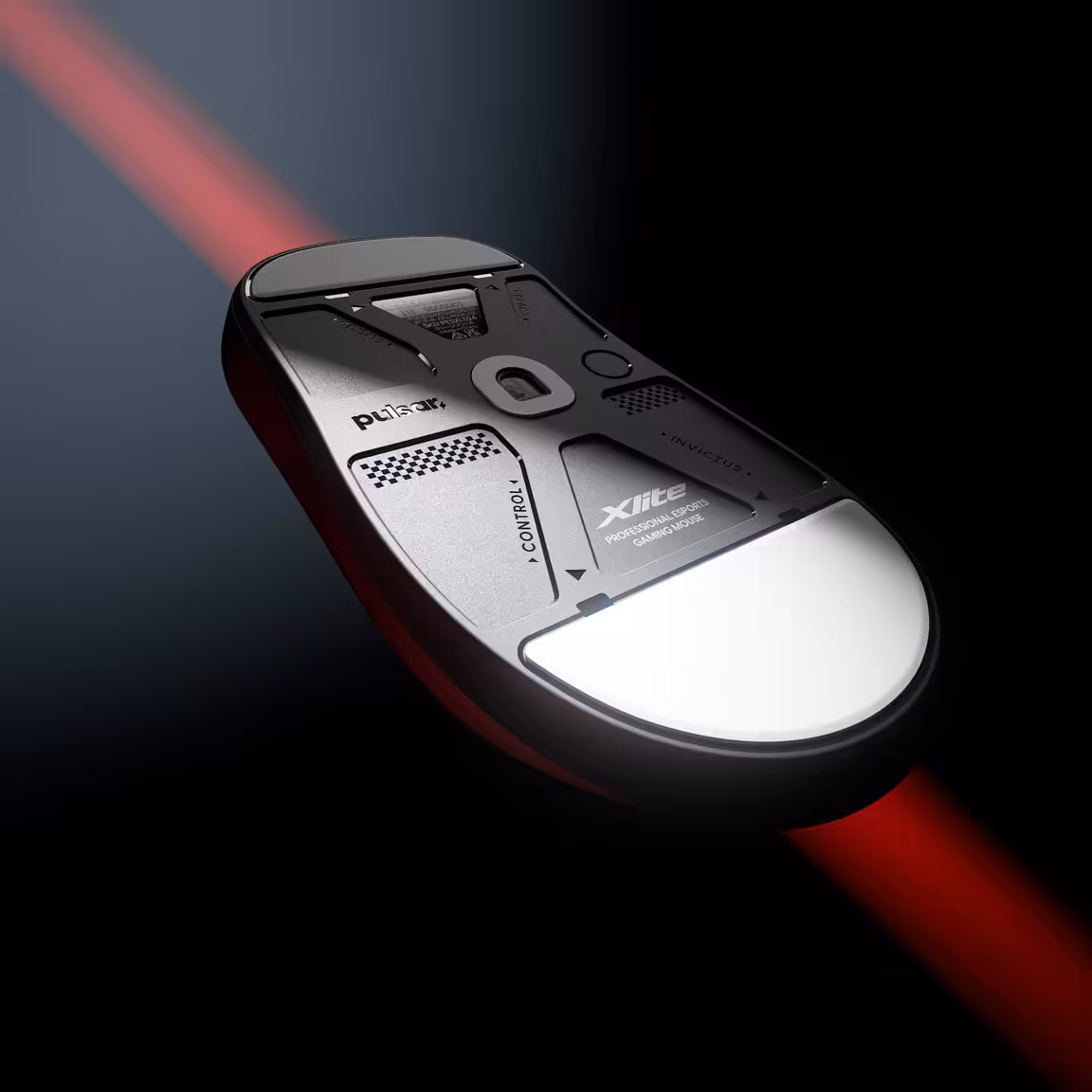 Dessous de la souris gaming Pulsar eS Xlite montrant patins, capteur et interrupteur de contrôle