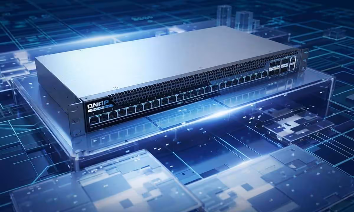 Switch réseau QNAP QSW-M7230P 100GbE PoE++ posé sur un circuit imprimé stylisé