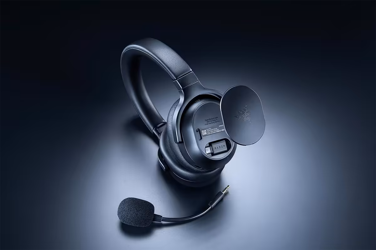 Razer Barracuda V2 Pro : ANC hybride, double connexion et 70 heures d’autonomie 4 Gros plan du casque Razer Barracuda V2 Pro, coussinet ouvert et microphone amovible