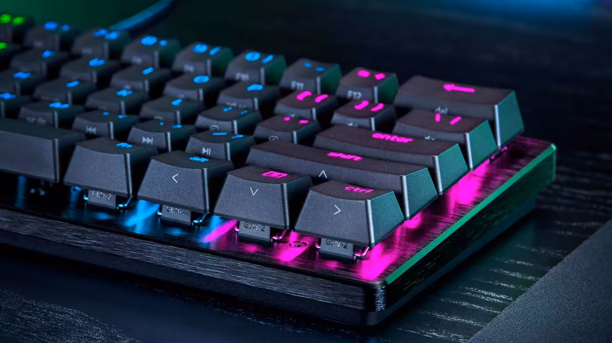 Razer Huntsman V3 Pro Mini 8KHz : le clavier 60 % passe au polling à 8 000 Hz 4 Gros plan des touches RGB du clavier Razer Huntsman V3 Pro Mini posé sur un bureau