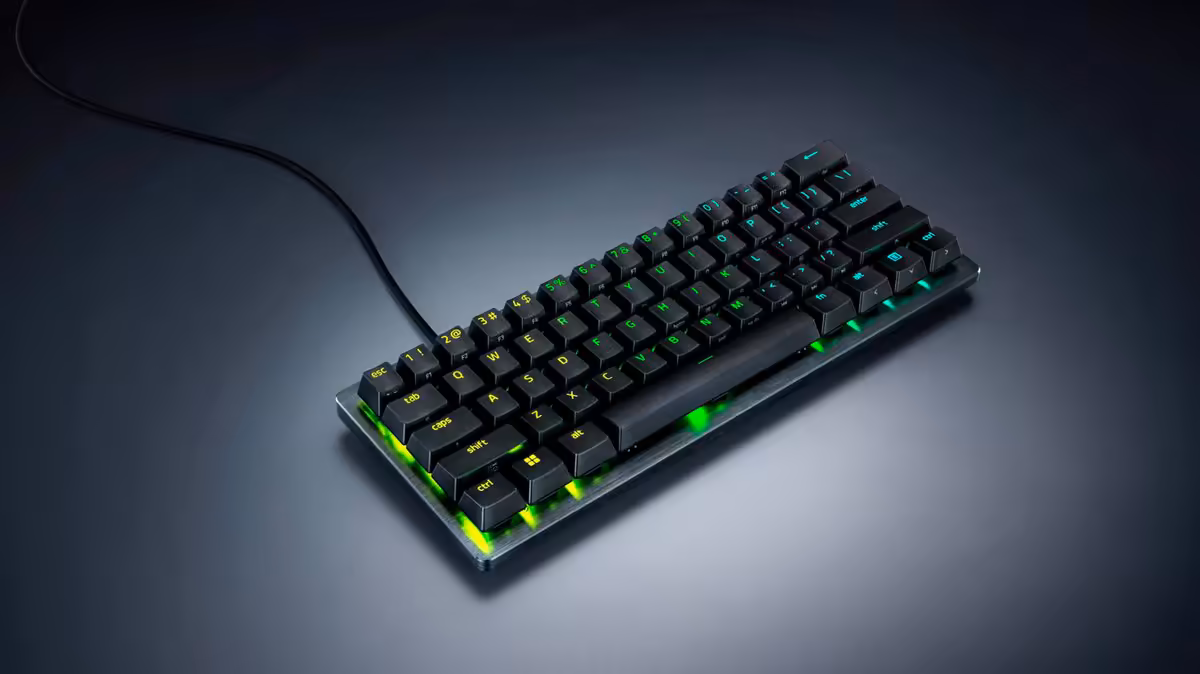 Razer Huntsman V3 Pro Mini 8KHz : le clavier 60 % passe au polling à 8 000 Hz 2 Clavier gaming compact Razer Huntsman V3 Pro Mini avec rétroéclairage RGB vert sur fond sombre