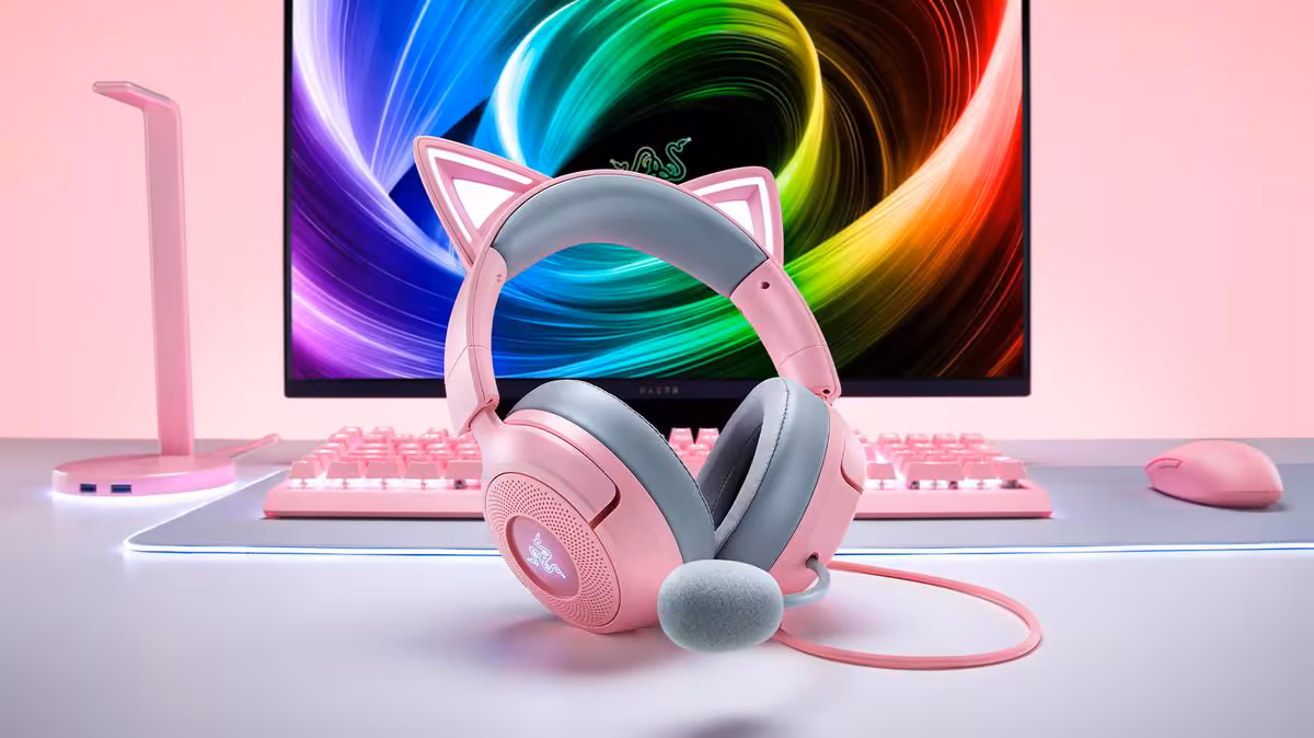 Casque Razer Kraken Kitty V3 rose sur bureau gaming avec écran Razer, clavier et souris